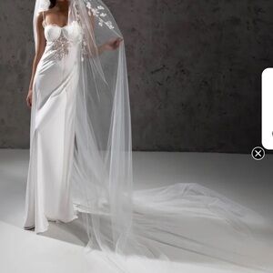 *NEW* VOIR Veil - has floral detail on the top is cathedral length.